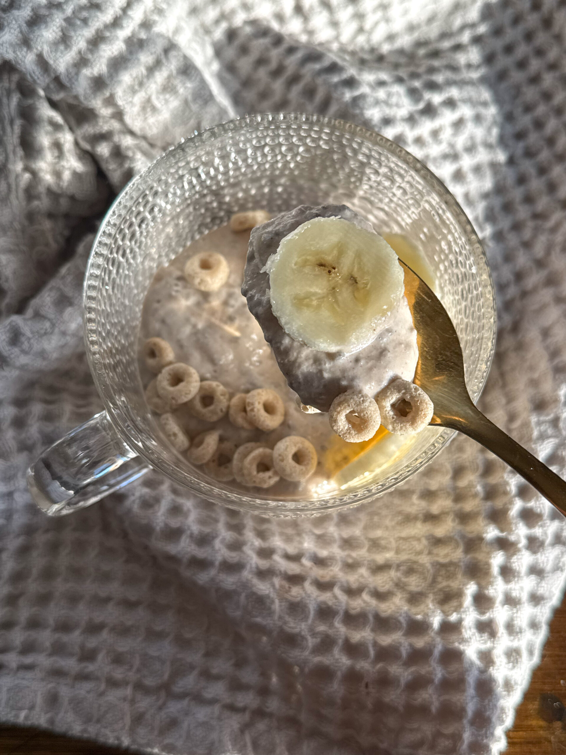 banana chia pudding with banana slices and cheerios