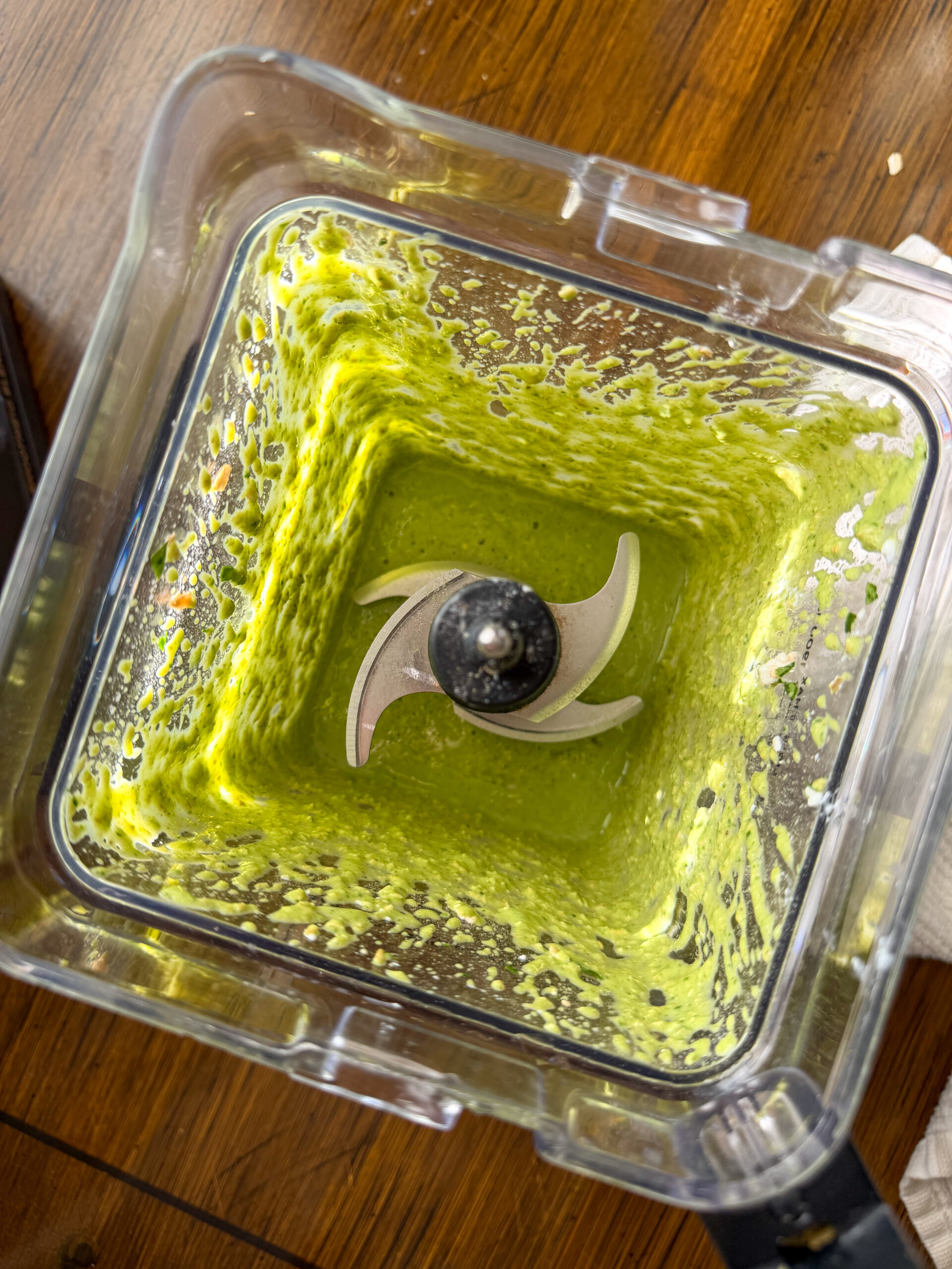 blending spinach pancake ingredients together