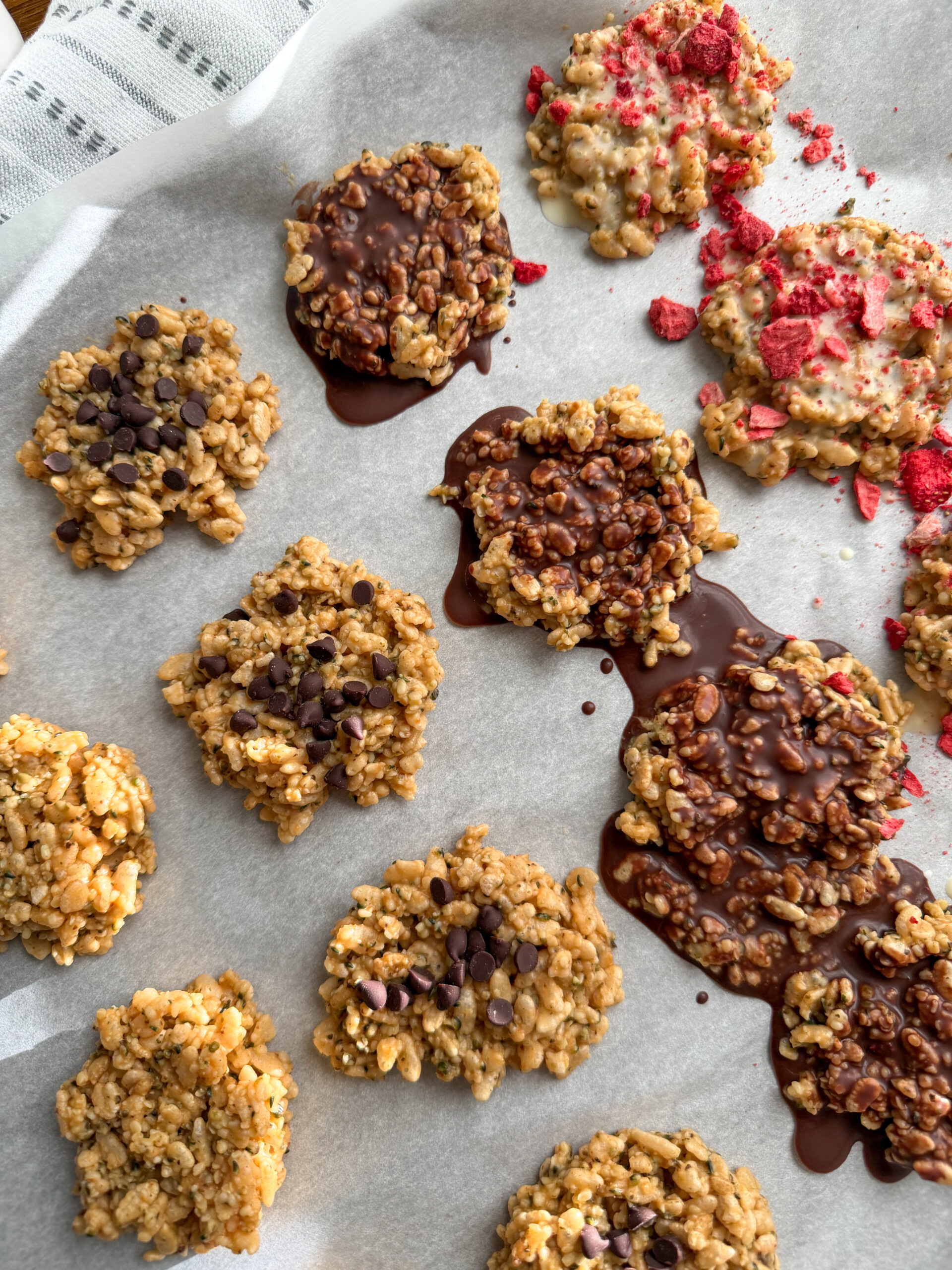 Easy Peanut Butter Crispy Rice Clusters (no added sugar!) for toddlers