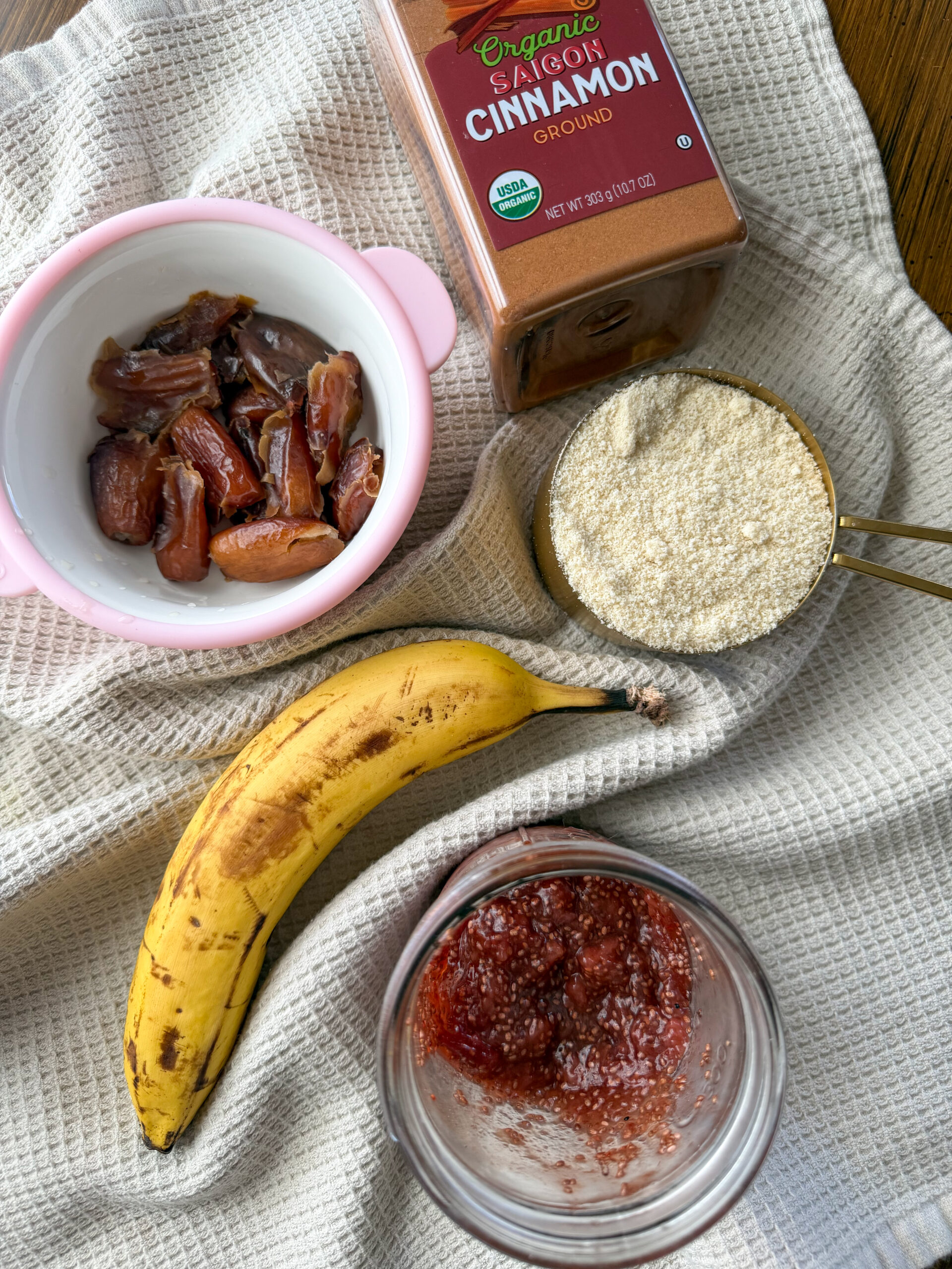 ingredients for the Simple Date Banana Breakfast Cookies for toddlers and babies (no added sugar!)