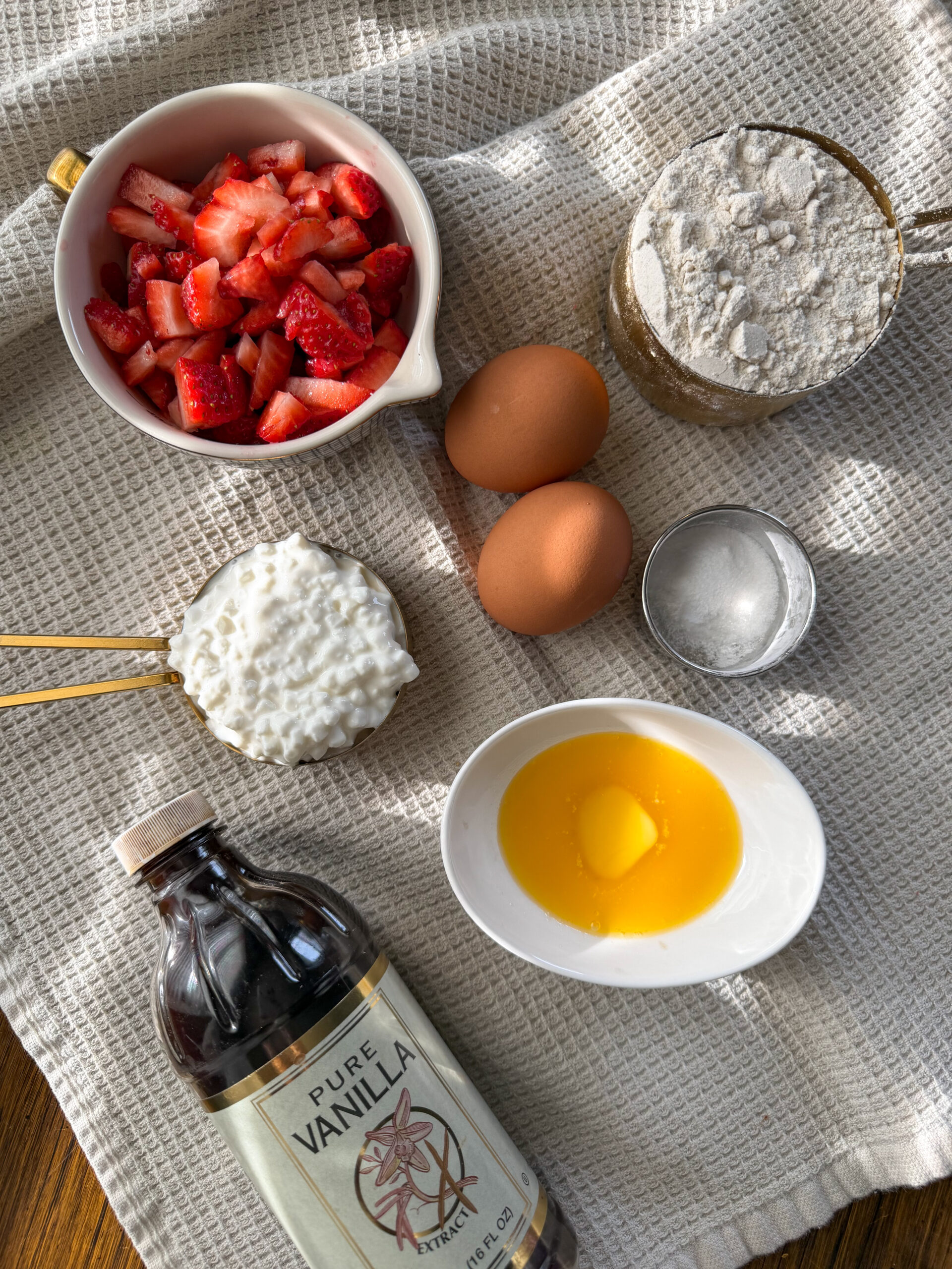 ingredients for Strawberry Muffin Tops for toddlers made with cottage cheese, oat flour, and strawberries (protein-packed breakfast kids will love)