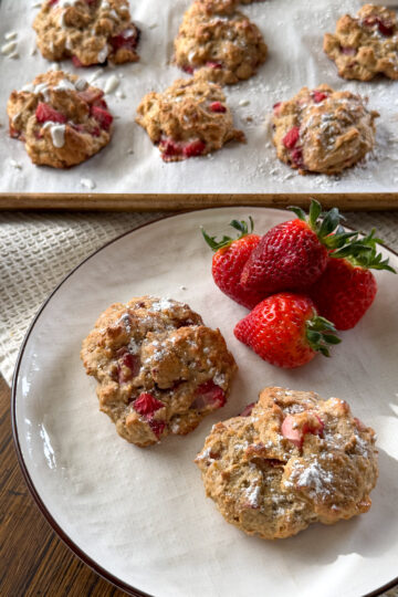 Strawberry Muffin Tops for toddlers made with cottage cheese, oat flour, and strawberries (protein-packed breakfast kids will love)