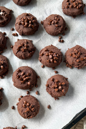 Chocolate Black Bean Cookies (egg-free + no added sugar)