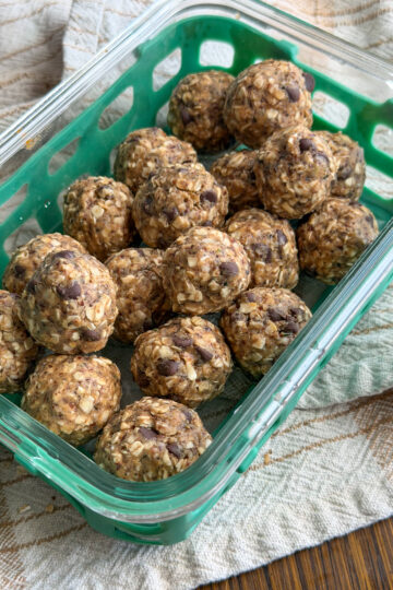 No Bake Oatmeal Balls with Peanut Butter (4 simple ingredients!)