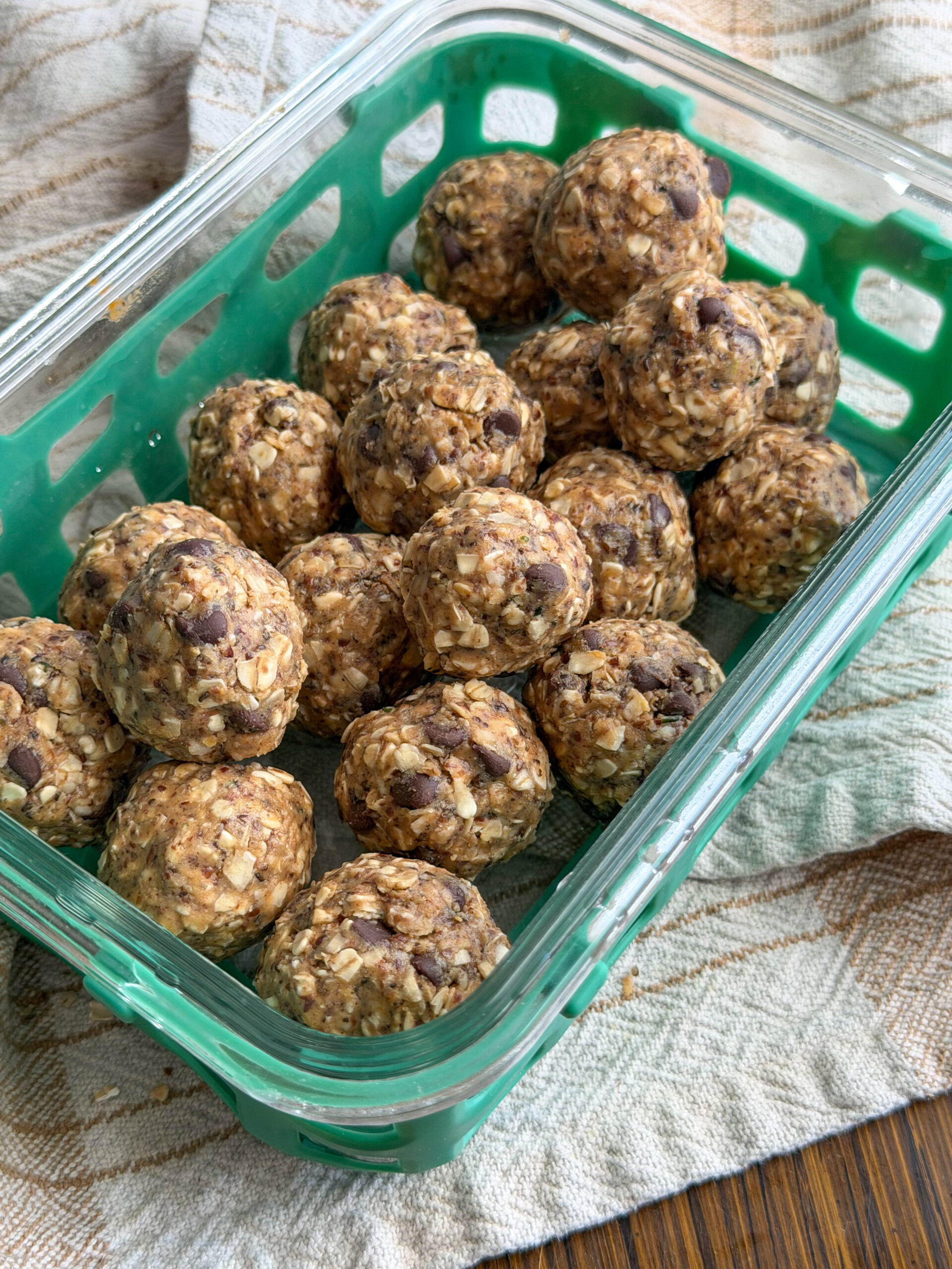 No Bake Oatmeal Balls with Peanut Butter (4 simple ingredients!) for toddlers and kids