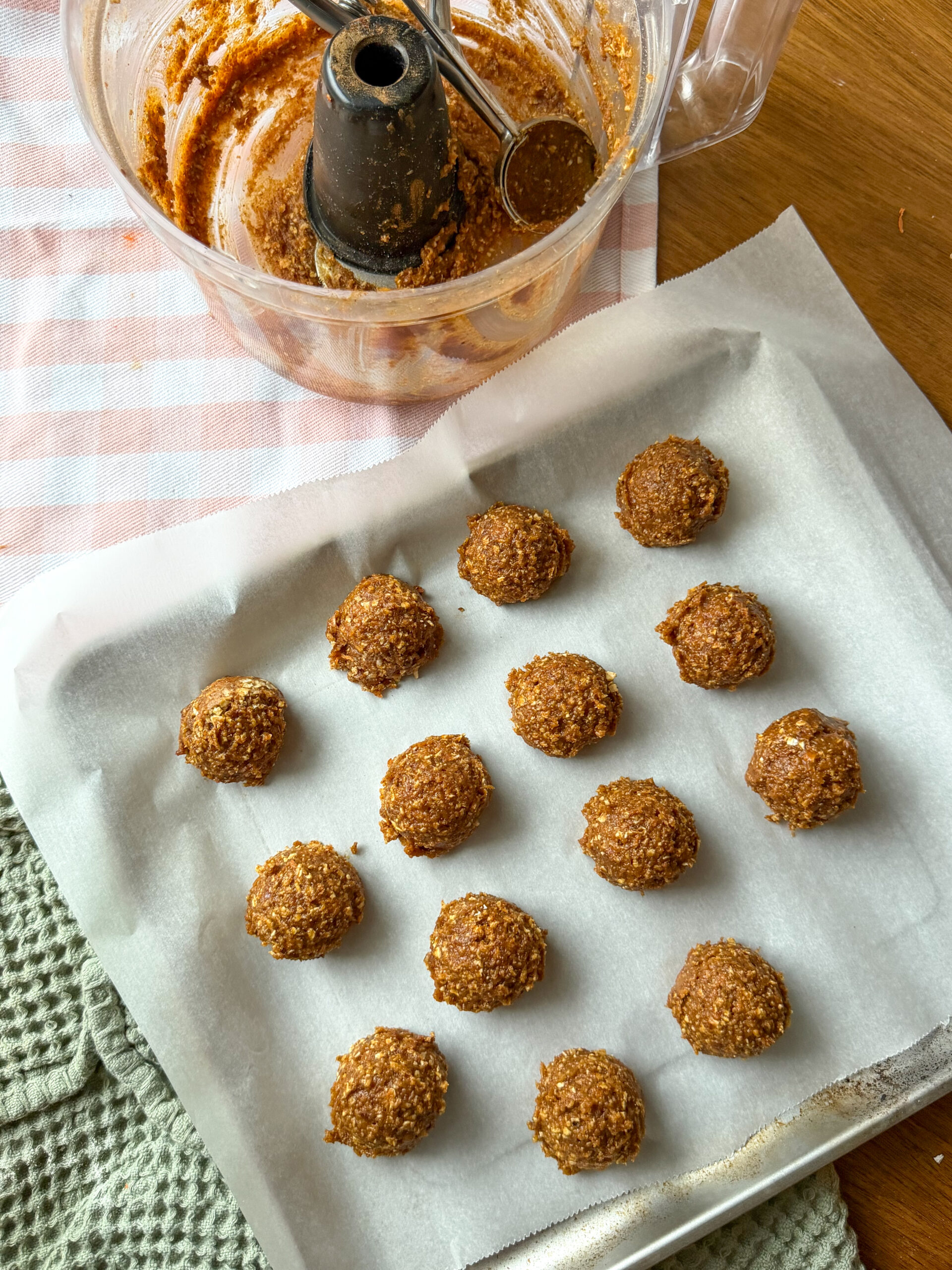 Carrot Cake Energy Bites (only 5 ingredients, naturally sweetened)