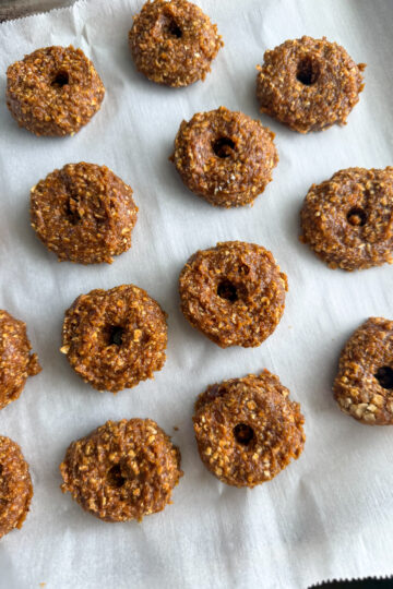 Carrot Cake Energy Bites (only 5 ingredients, naturally sweetened)