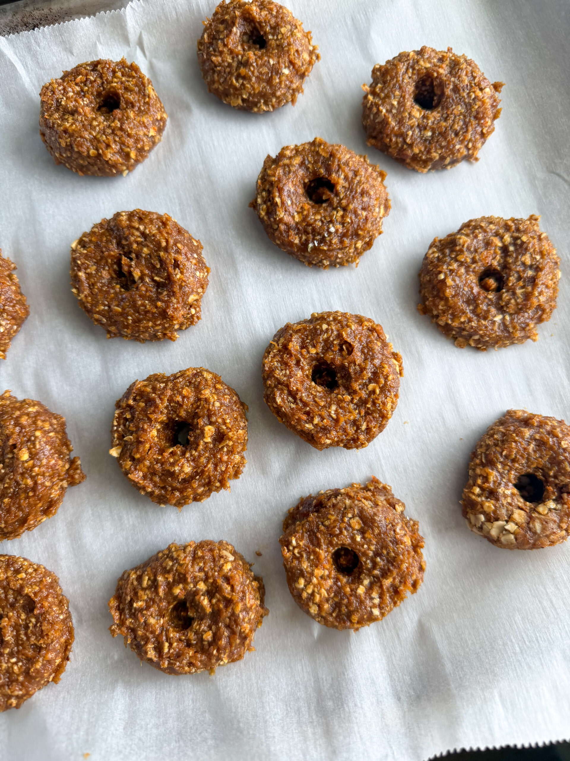 Carrot Cake Energy Bites (only 5 ingredients, naturally sweetened)