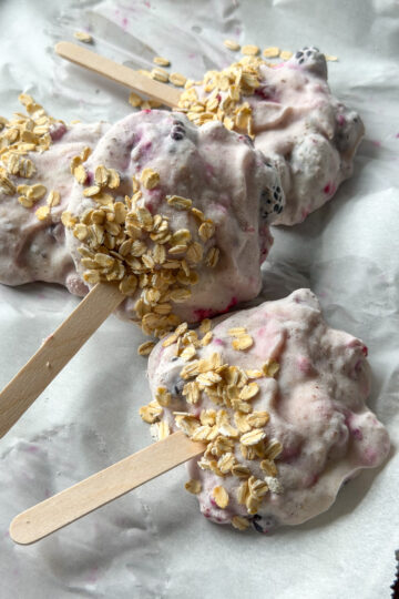 healthy mixed berry yogurt popsicles