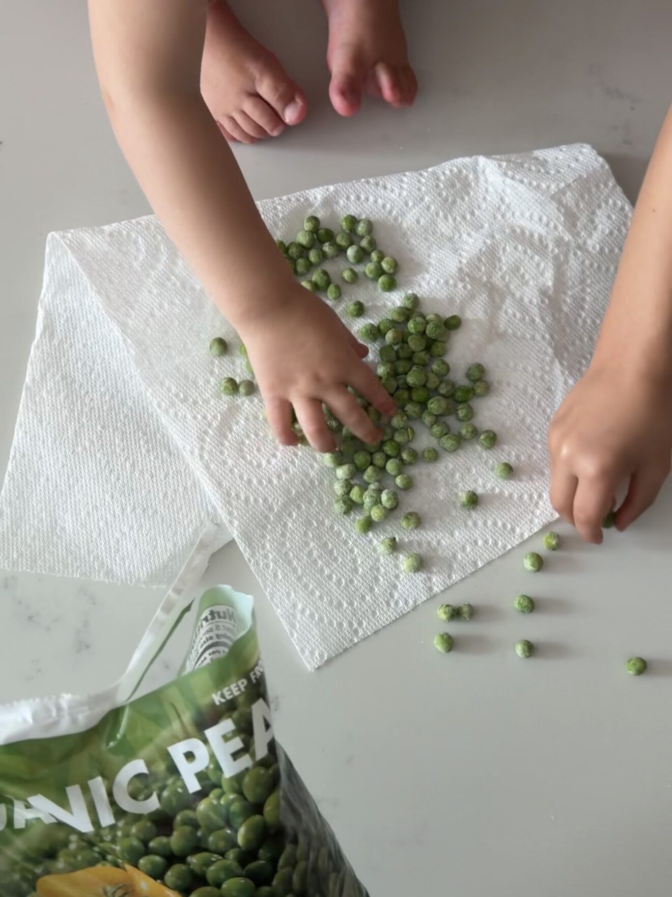 toddler dietitian toddlers eating peas