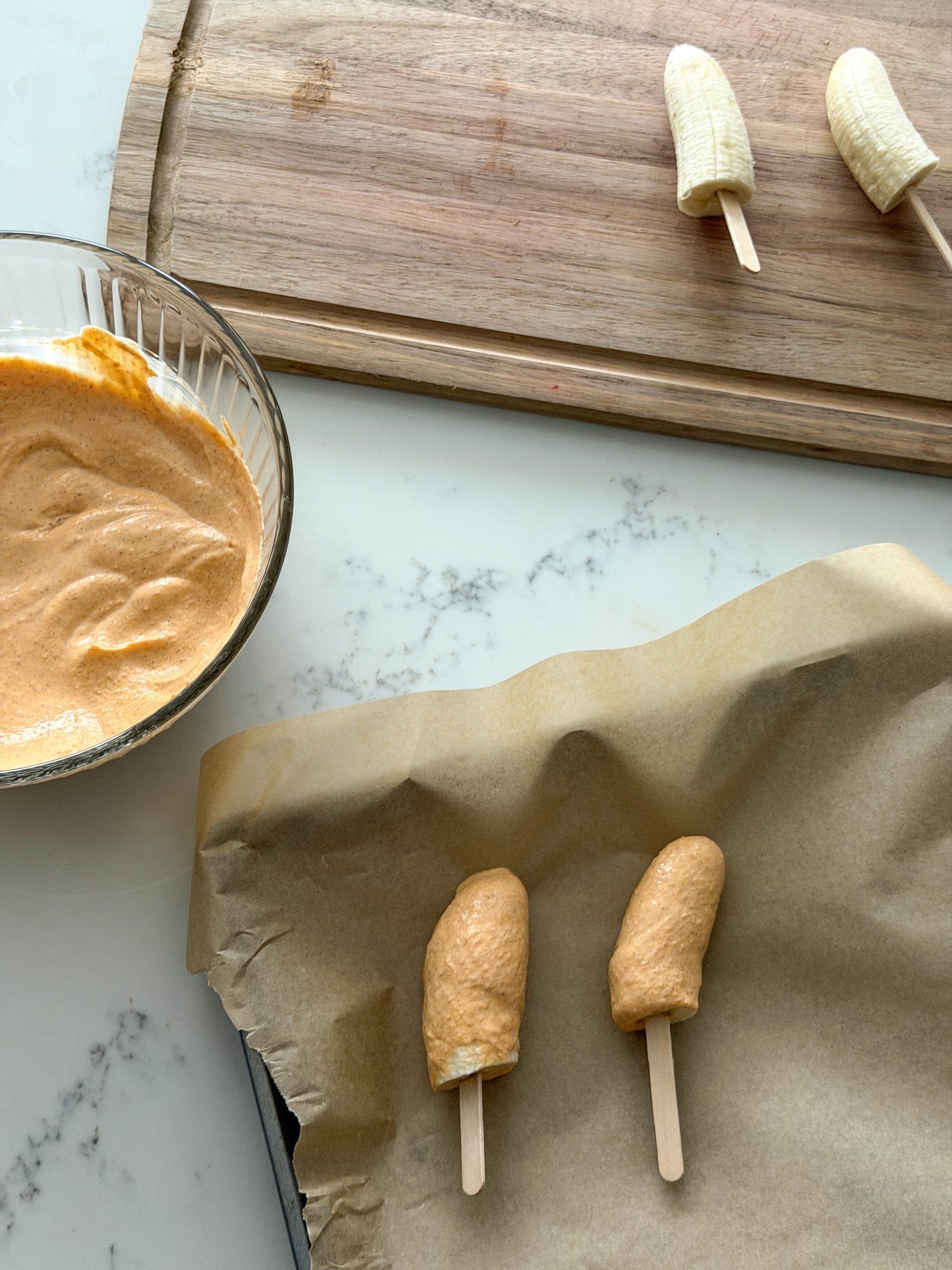 Halloween Banana Pops (easy mummy snack for kids!)