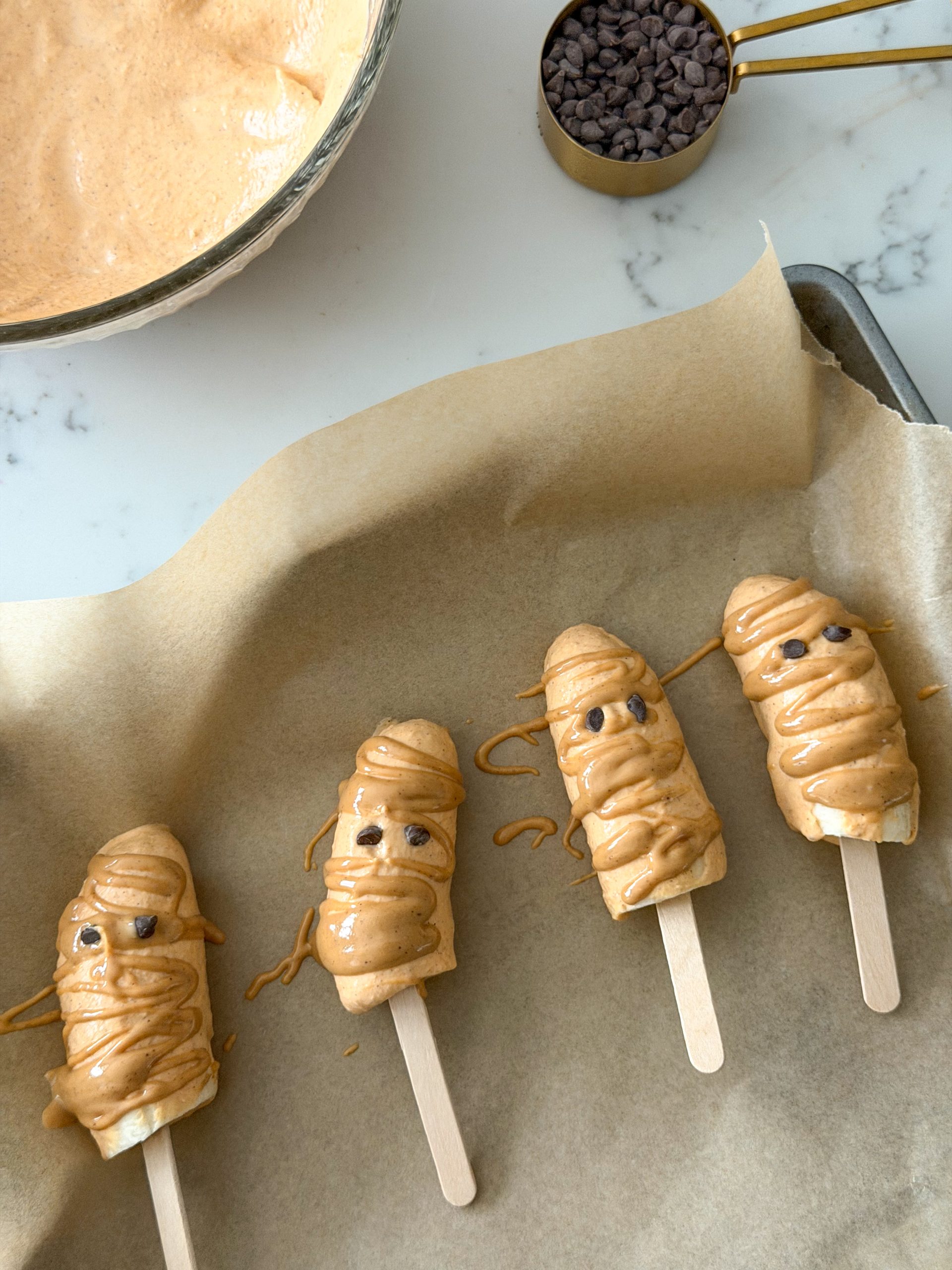 Halloween Banana Pops, banana yogurt pops for toddlers (easy mummy snack for kids!)