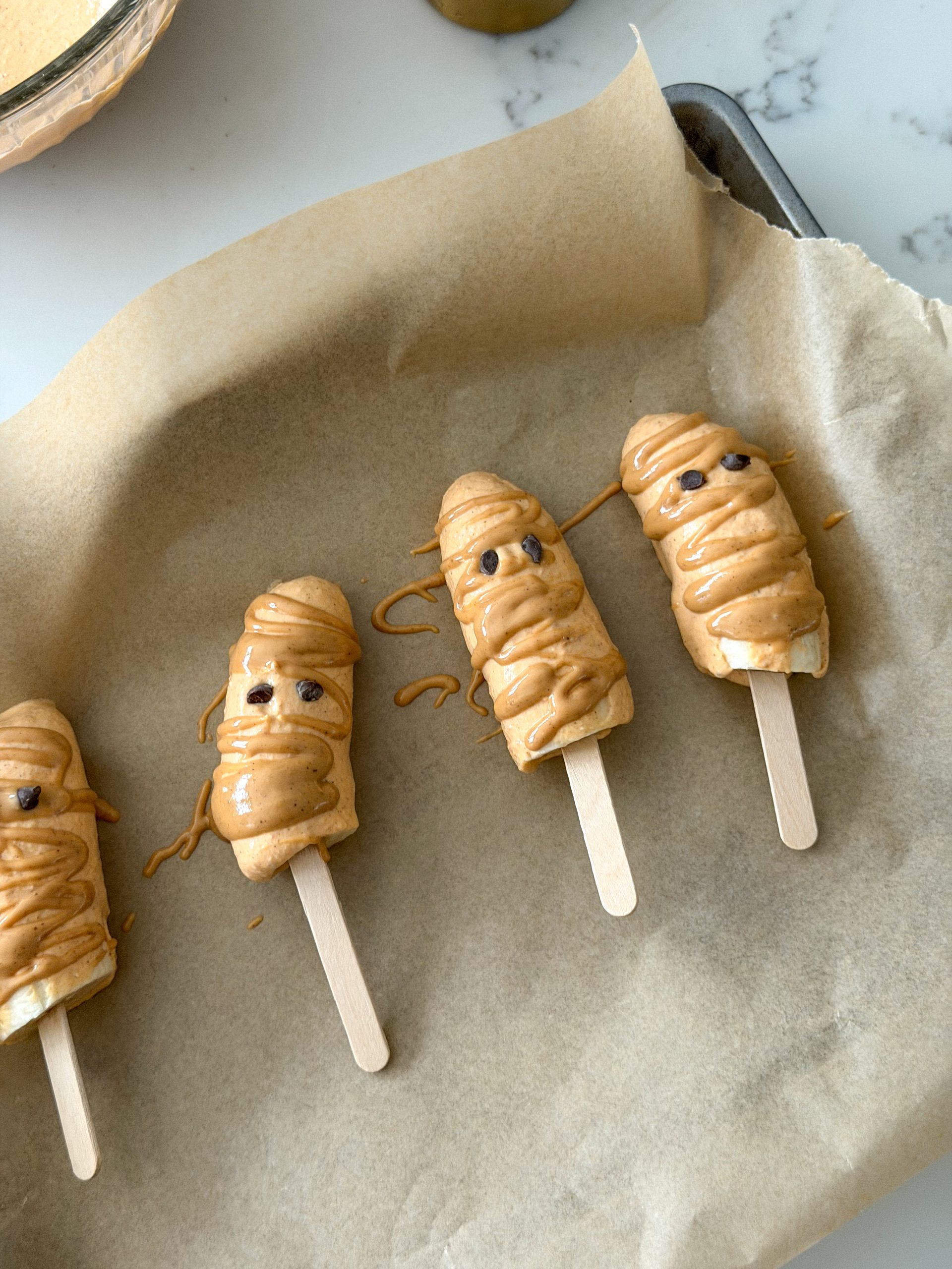 Halloween Banana Pops, banana yogurt popsicles (easy mummy snack for kids!)